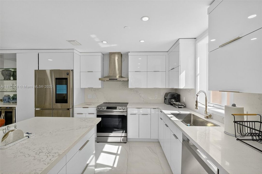 For Sale: $2,300,000 (2 beds, 2 baths, 1429 Square Feet)