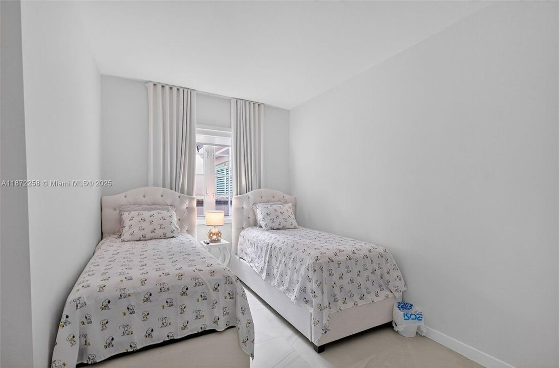 For Sale: $2,300,000 (2 beds, 2 baths, 1429 Square Feet)