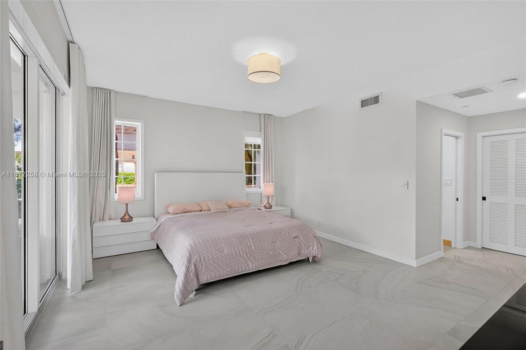 For Sale: $2,300,000 (2 beds, 2 baths, 1429 Square Feet)