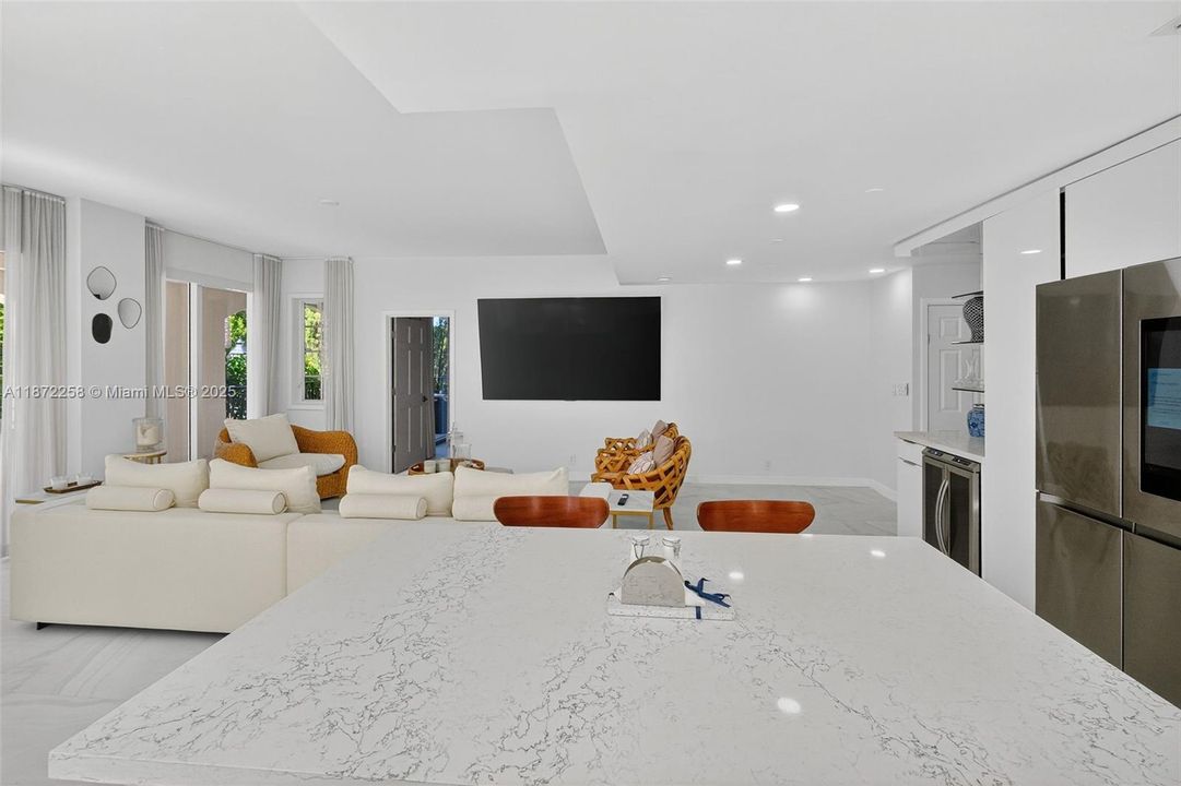 For Sale: $2,300,000 (2 beds, 2 baths, 1429 Square Feet)