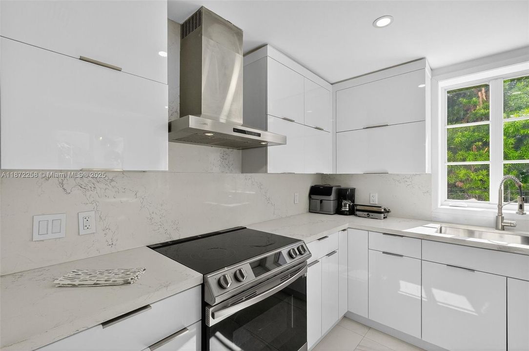 For Sale: $2,300,000 (2 beds, 2 baths, 1429 Square Feet)