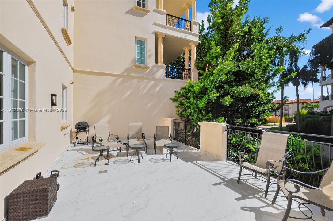 For Sale: $2,300,000 (2 beds, 2 baths, 1429 Square Feet)