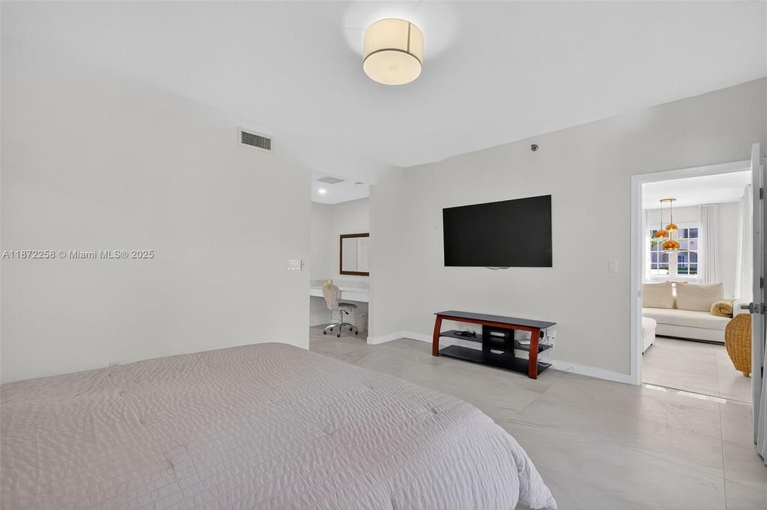 For Sale: $2,300,000 (2 beds, 2 baths, 1429 Square Feet)