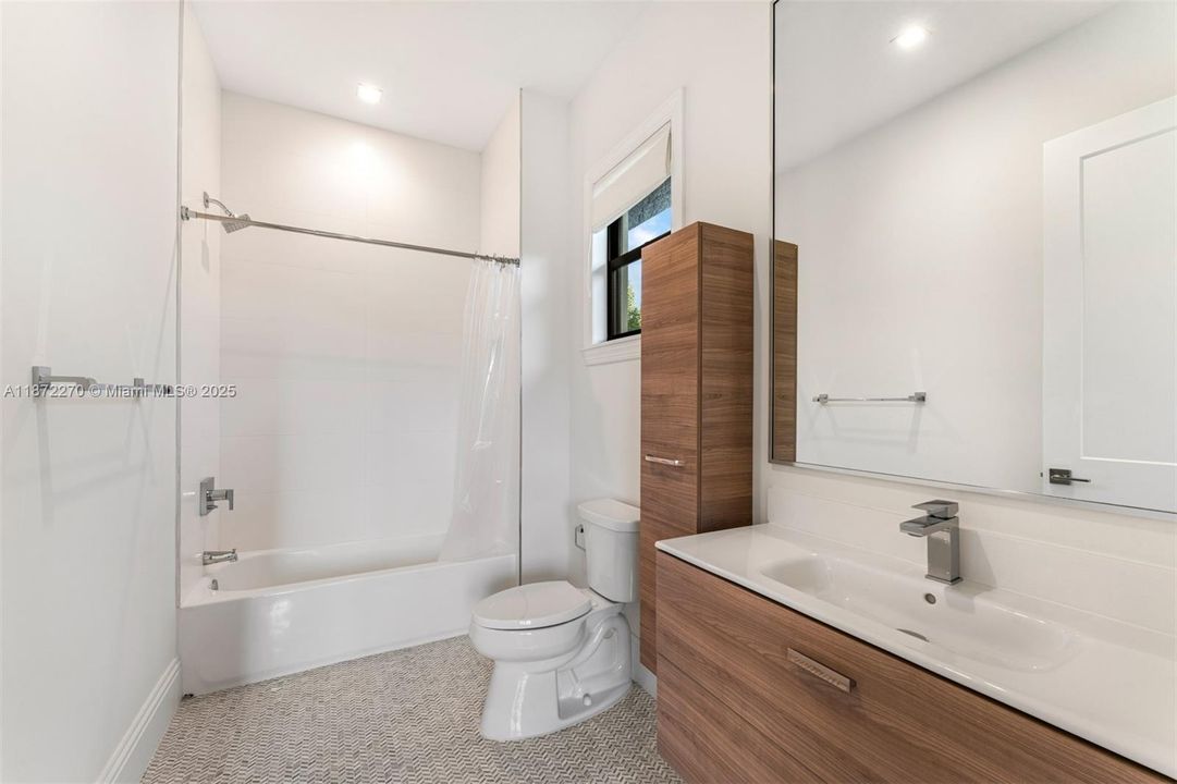 For Sale: $5,995,000 (5 beds, 5 baths, 5728 Square Feet)