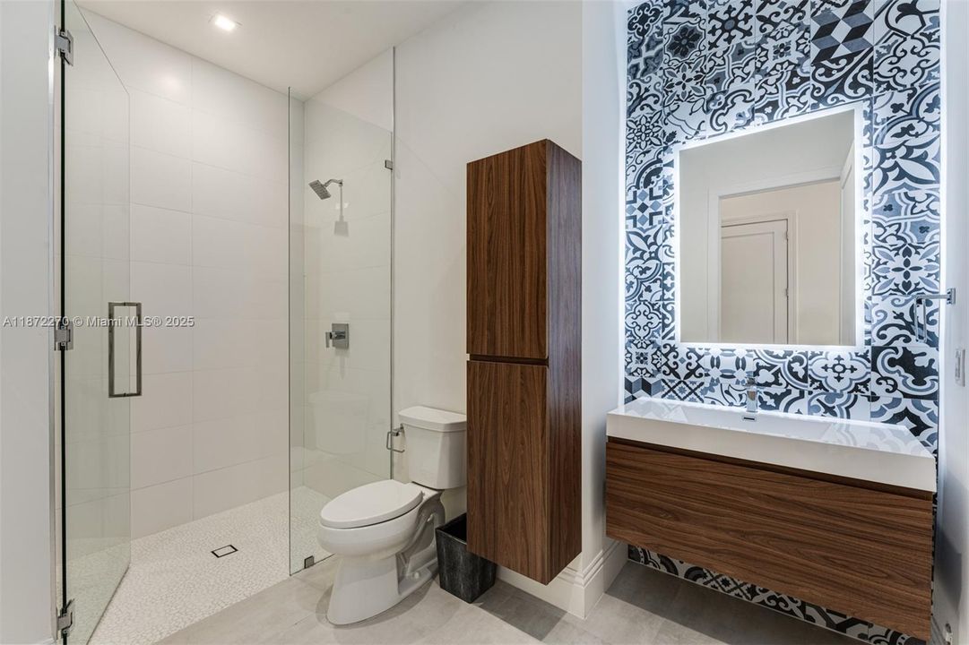 For Sale: $5,995,000 (5 beds, 5 baths, 5728 Square Feet)