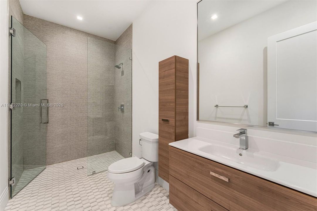 For Sale: $5,995,000 (5 beds, 5 baths, 5728 Square Feet)