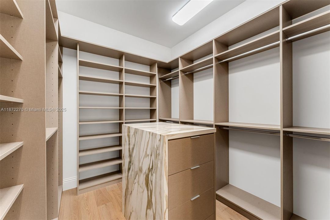 For Sale: $5,995,000 (5 beds, 5 baths, 5728 Square Feet)