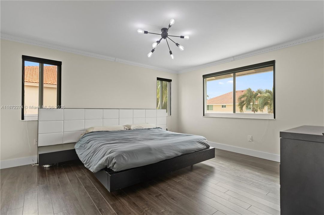 合同活跃: $800,000 (4 贝兹, 2 浴室, 2538 平方英尺)