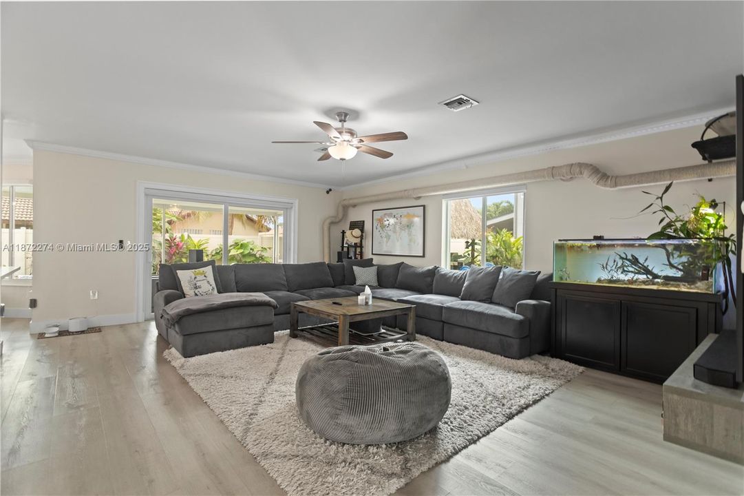 合同活跃: $800,000 (4 贝兹, 2 浴室, 2538 平方英尺)