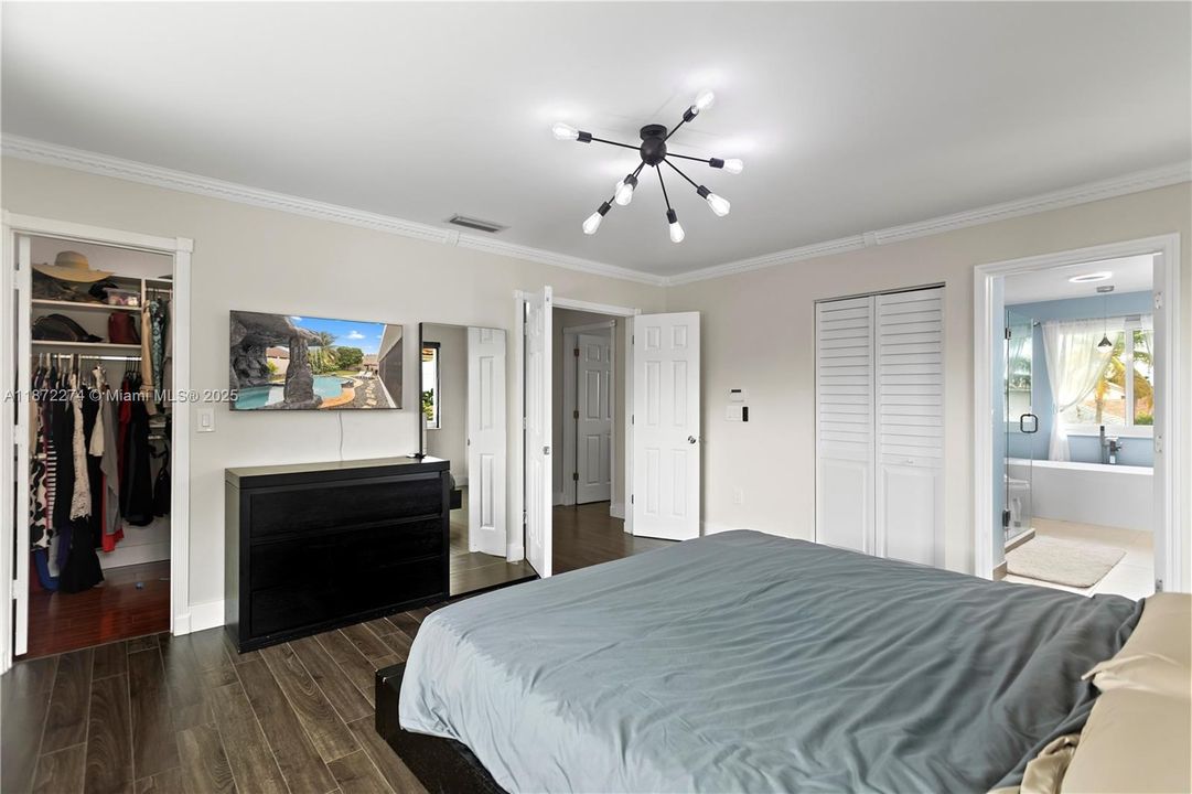 合同活跃: $800,000 (4 贝兹, 2 浴室, 2538 平方英尺)