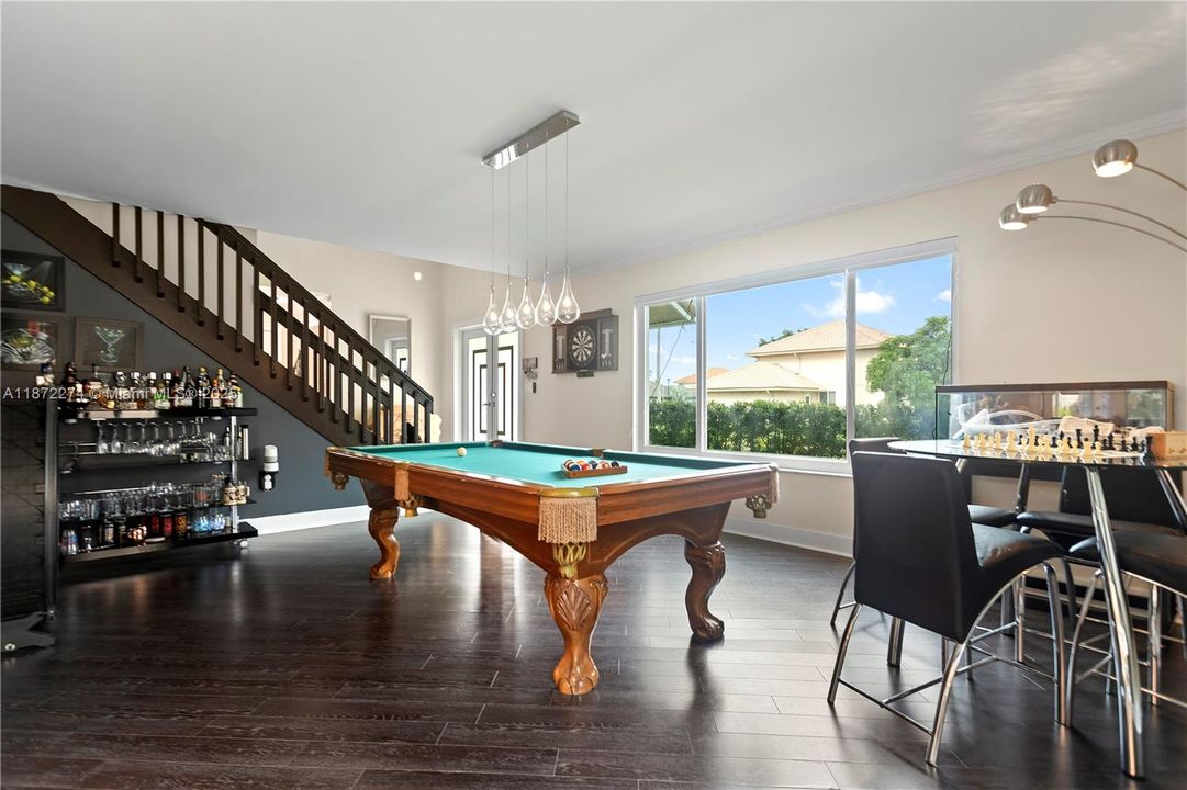 合同活跃: $800,000 (4 贝兹, 2 浴室, 2538 平方英尺)