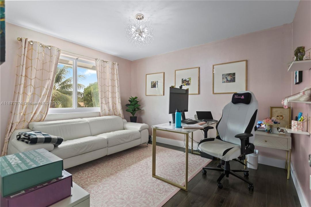 合同活跃: $800,000 (4 贝兹, 2 浴室, 2538 平方英尺)