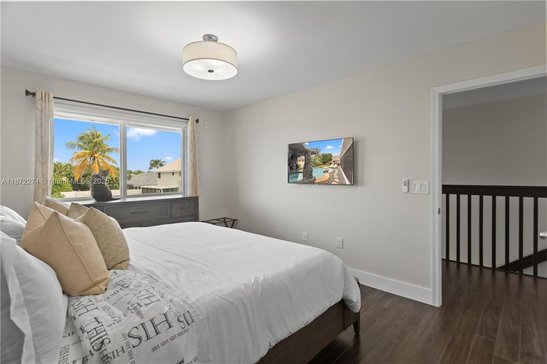 合同活跃: $800,000 (4 贝兹, 2 浴室, 2538 平方英尺)