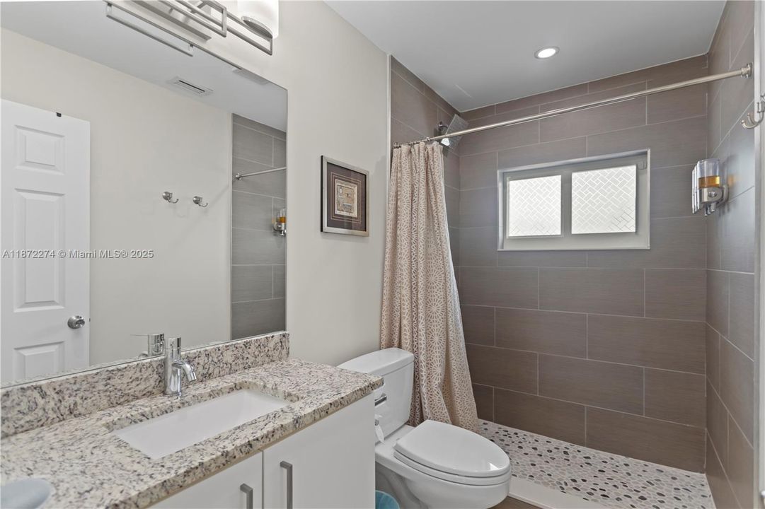 合同活跃: $800,000 (4 贝兹, 2 浴室, 2538 平方英尺)