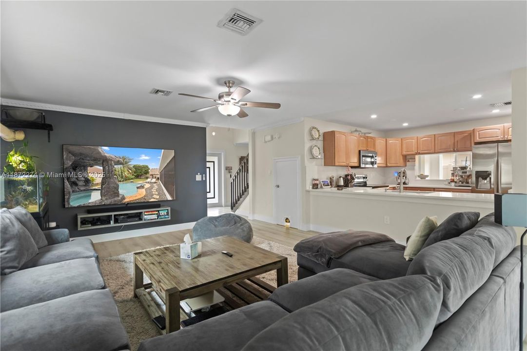 合同活跃: $800,000 (4 贝兹, 2 浴室, 2538 平方英尺)