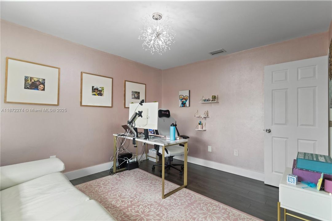 合同活跃: $800,000 (4 贝兹, 2 浴室, 2538 平方英尺)