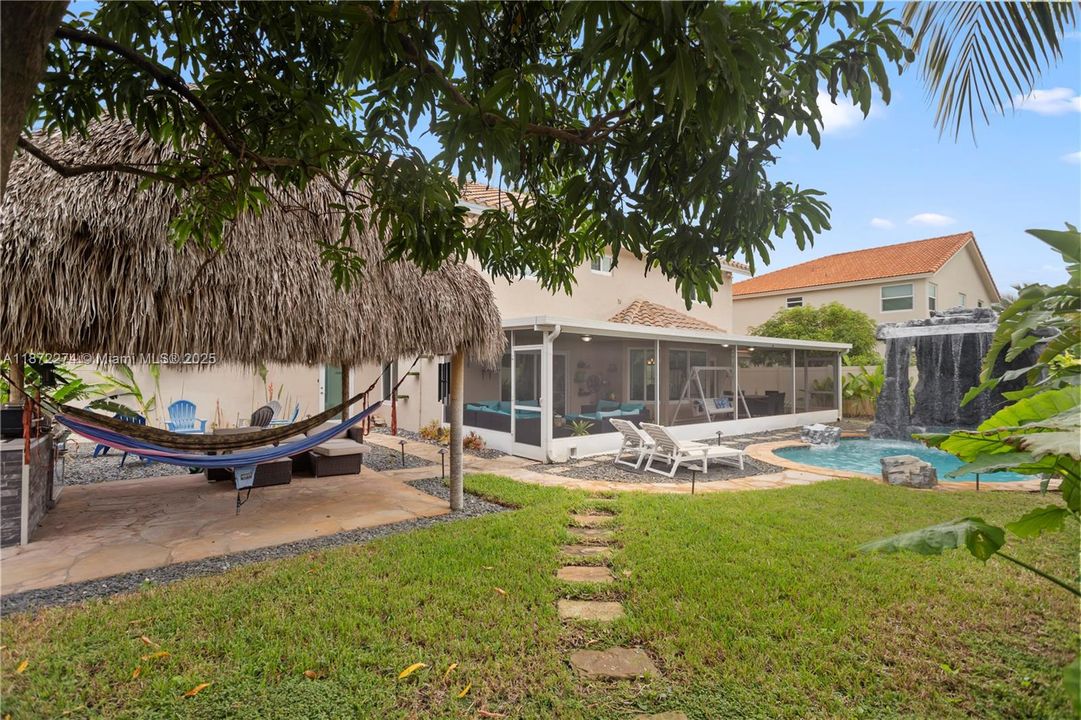 合同活跃: $800,000 (4 贝兹, 2 浴室, 2538 平方英尺)