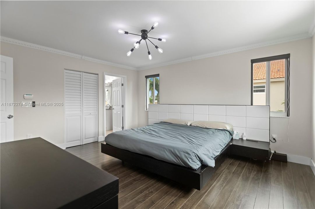 合同活跃: $800,000 (4 贝兹, 2 浴室, 2538 平方英尺)