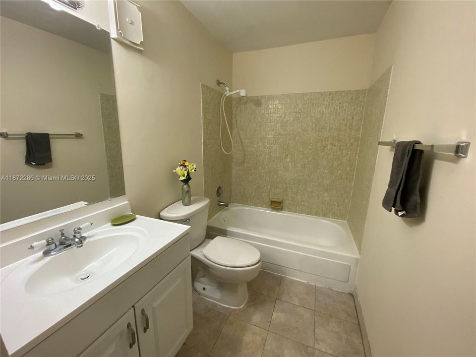 合同活跃: $1,675 (2 贝兹, 1 浴室, 800 平方英尺)