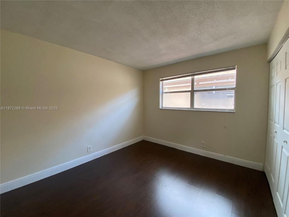 合同活跃: $1,675 (2 贝兹, 1 浴室, 800 平方英尺)