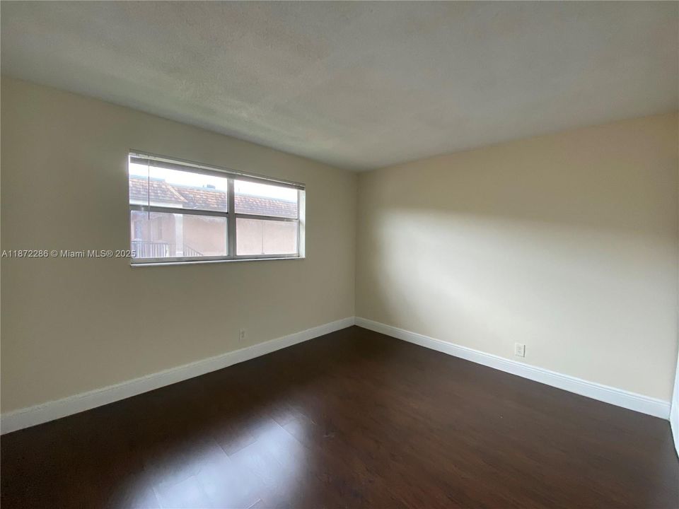 合同活跃: $1,675 (2 贝兹, 1 浴室, 800 平方英尺)