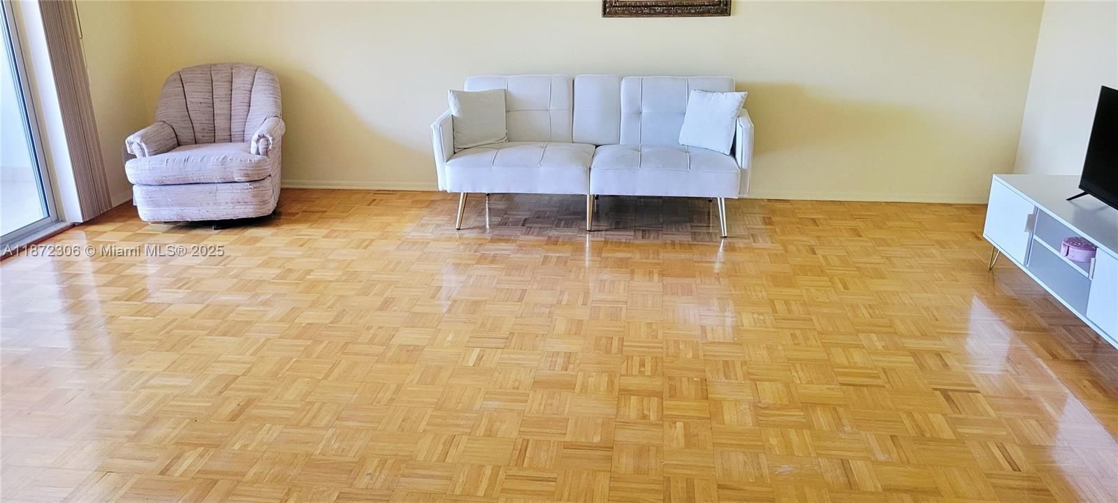 Active With Contract: $79,900 (1 beds, 1 baths, 720 Square Feet)