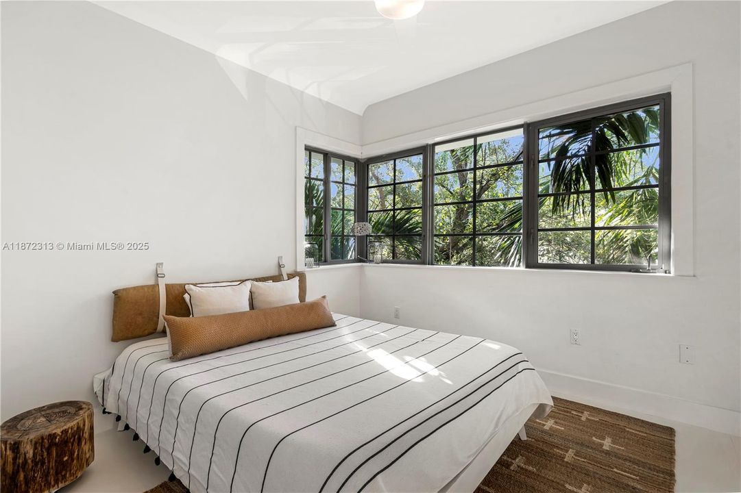 Active With Contract: $4,500 (2 beds, 2 baths, 845 Square Feet)