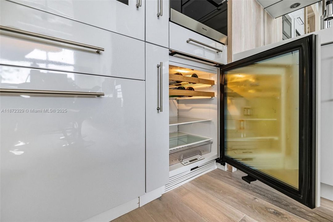 For Sale: $699,000 (1 beds, 1 baths, 966 Square Feet)