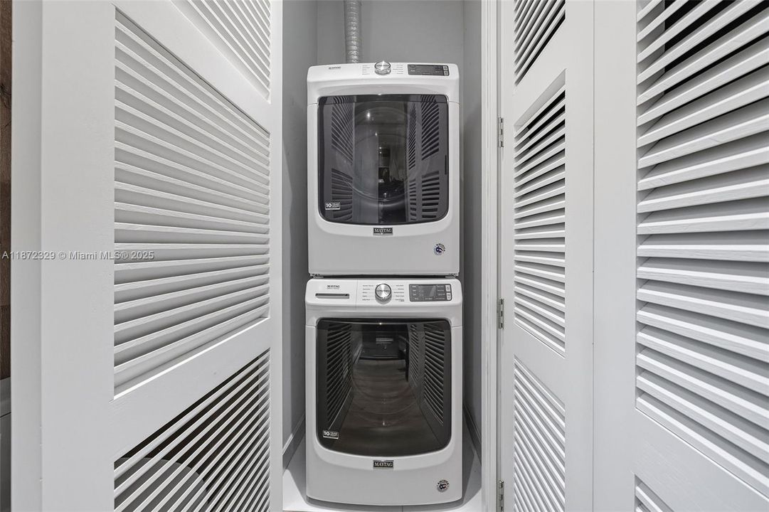 For Sale: $699,000 (1 beds, 1 baths, 966 Square Feet)