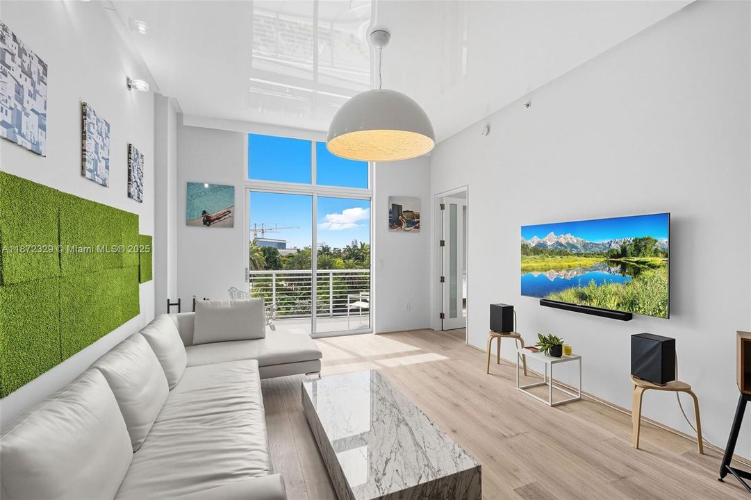 For Sale: $699,000 (1 beds, 1 baths, 966 Square Feet)