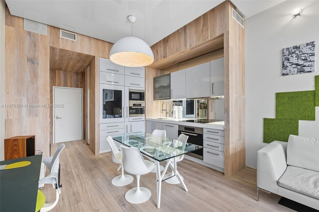 For Sale: $699,000 (1 beds, 1 baths, 966 Square Feet)