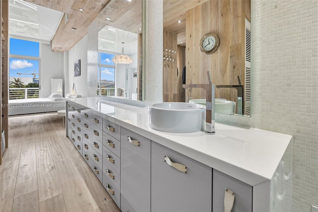 For Sale: $699,000 (1 beds, 1 baths, 966 Square Feet)