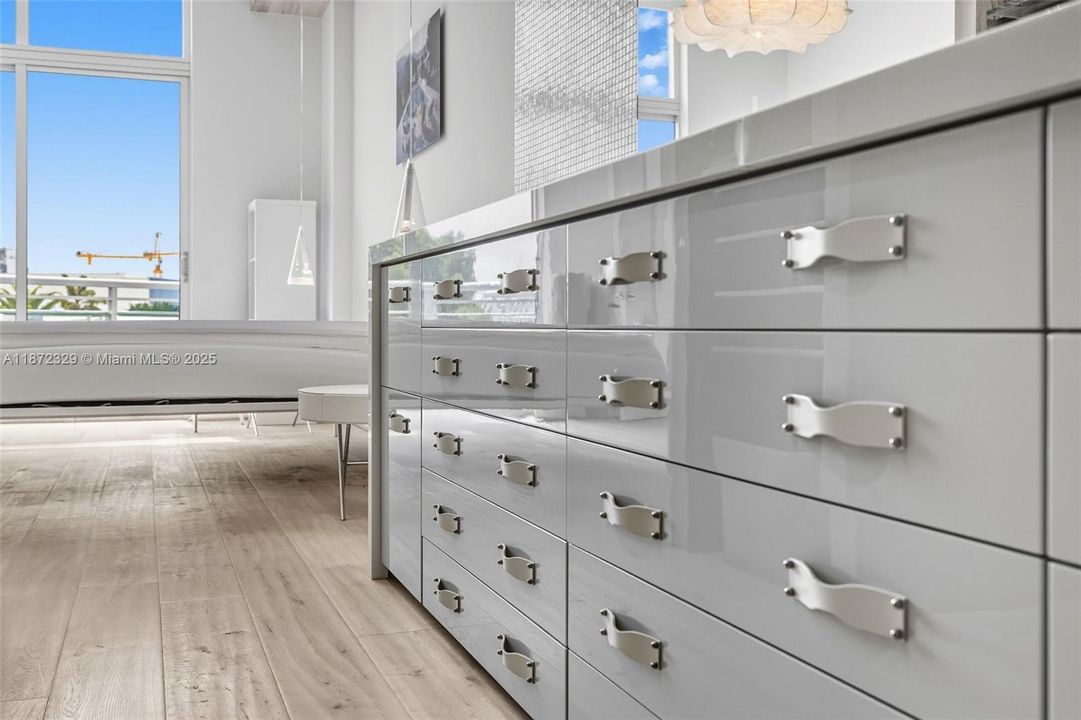 For Sale: $699,000 (1 beds, 1 baths, 966 Square Feet)