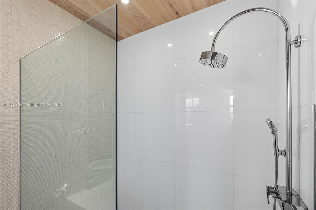 For Sale: $699,000 (1 beds, 1 baths, 966 Square Feet)