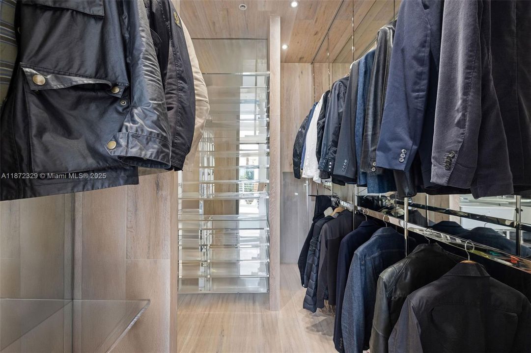 For Sale: $699,000 (1 beds, 1 baths, 966 Square Feet)