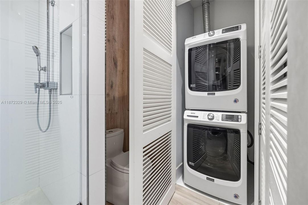 For Sale: $699,000 (1 beds, 1 baths, 966 Square Feet)