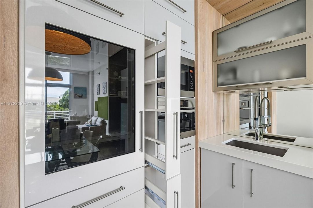 For Sale: $699,000 (1 beds, 1 baths, 966 Square Feet)