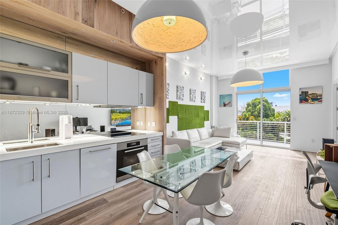 For Sale: $699,000 (1 beds, 1 baths, 966 Square Feet)