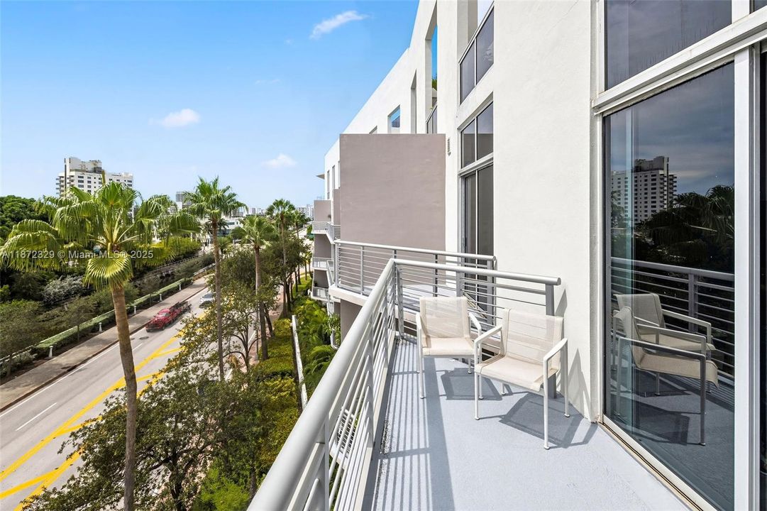 For Sale: $699,000 (1 beds, 1 baths, 966 Square Feet)