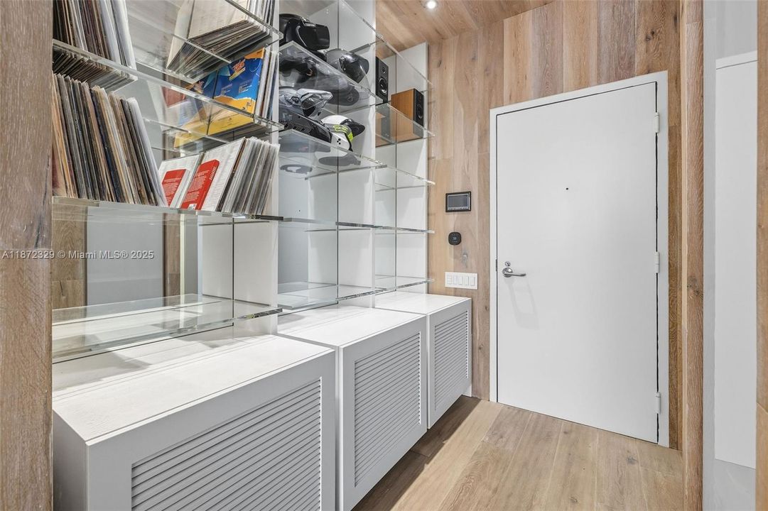 For Sale: $699,000 (1 beds, 1 baths, 966 Square Feet)