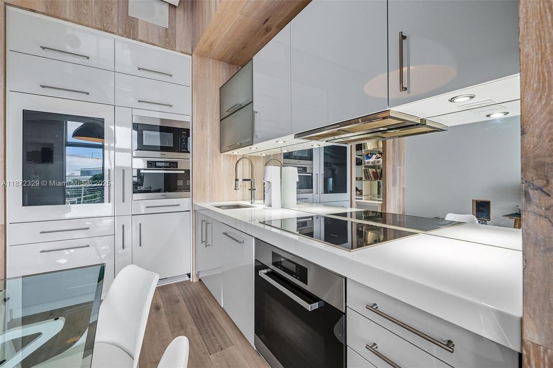 For Sale: $699,000 (1 beds, 1 baths, 966 Square Feet)