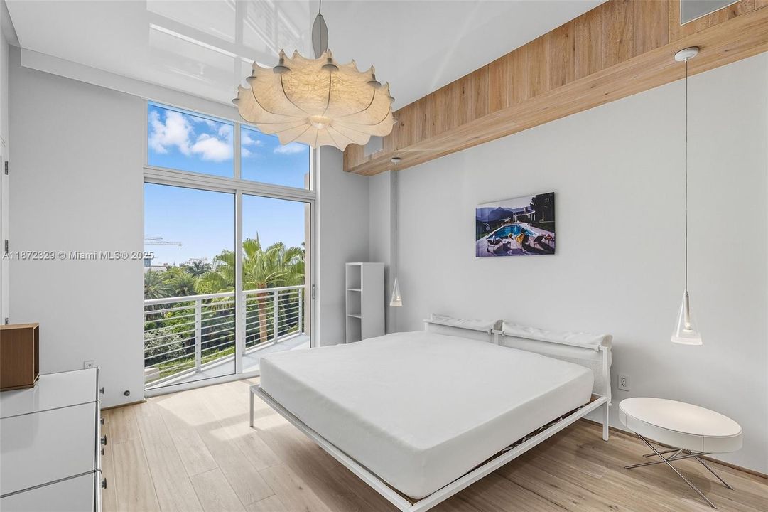 For Sale: $699,000 (1 beds, 1 baths, 966 Square Feet)