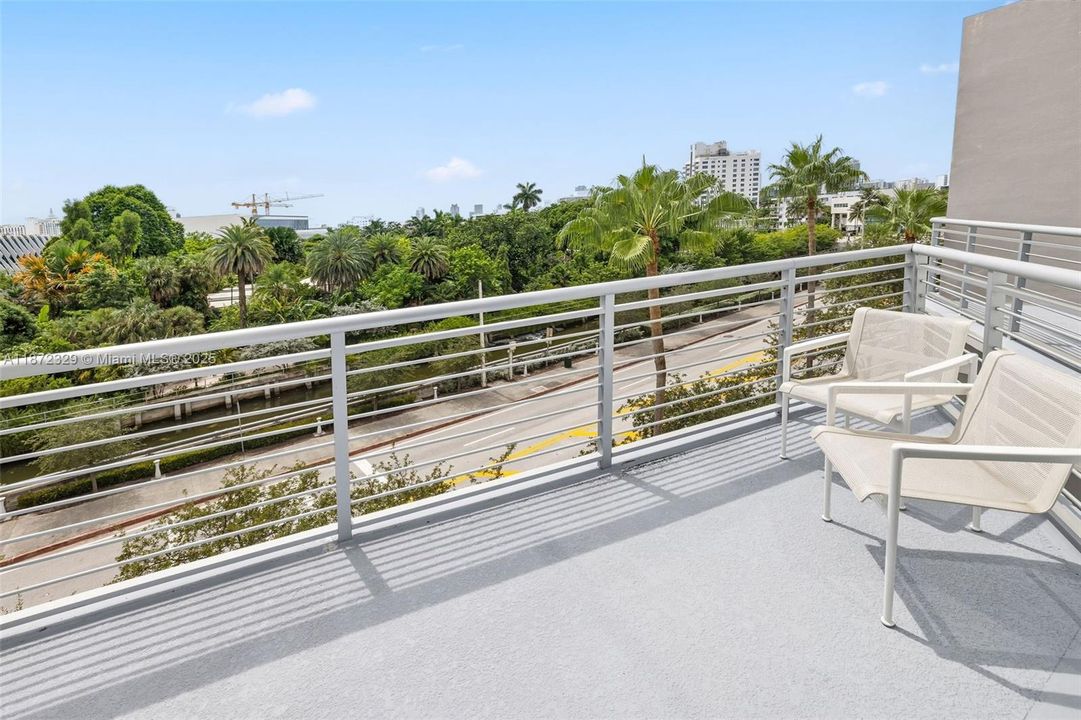 For Sale: $699,000 (1 beds, 1 baths, 966 Square Feet)