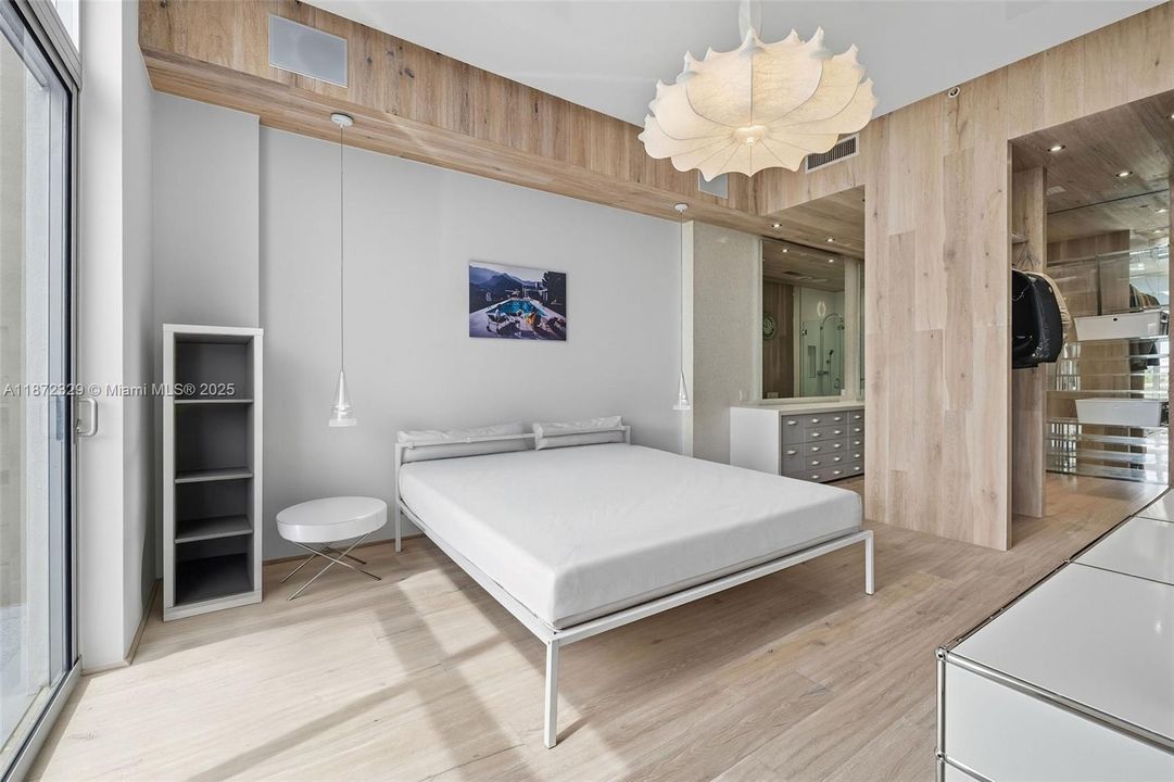 For Sale: $699,000 (1 beds, 1 baths, 966 Square Feet)