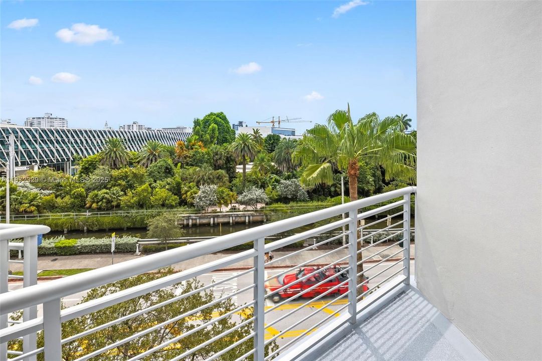 For Sale: $699,000 (1 beds, 1 baths, 966 Square Feet)