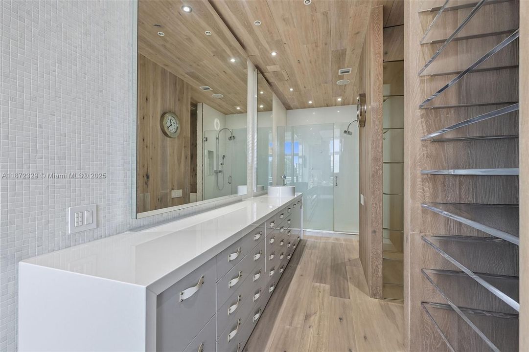 For Sale: $699,000 (1 beds, 1 baths, 966 Square Feet)