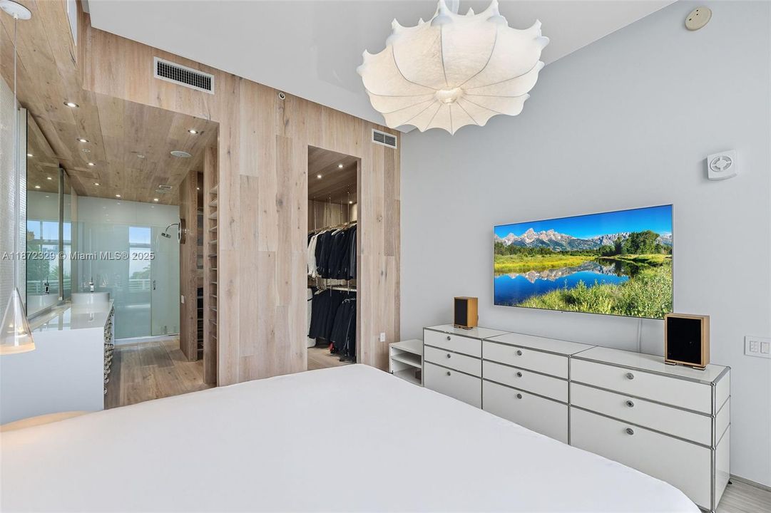 For Sale: $699,000 (1 beds, 1 baths, 966 Square Feet)