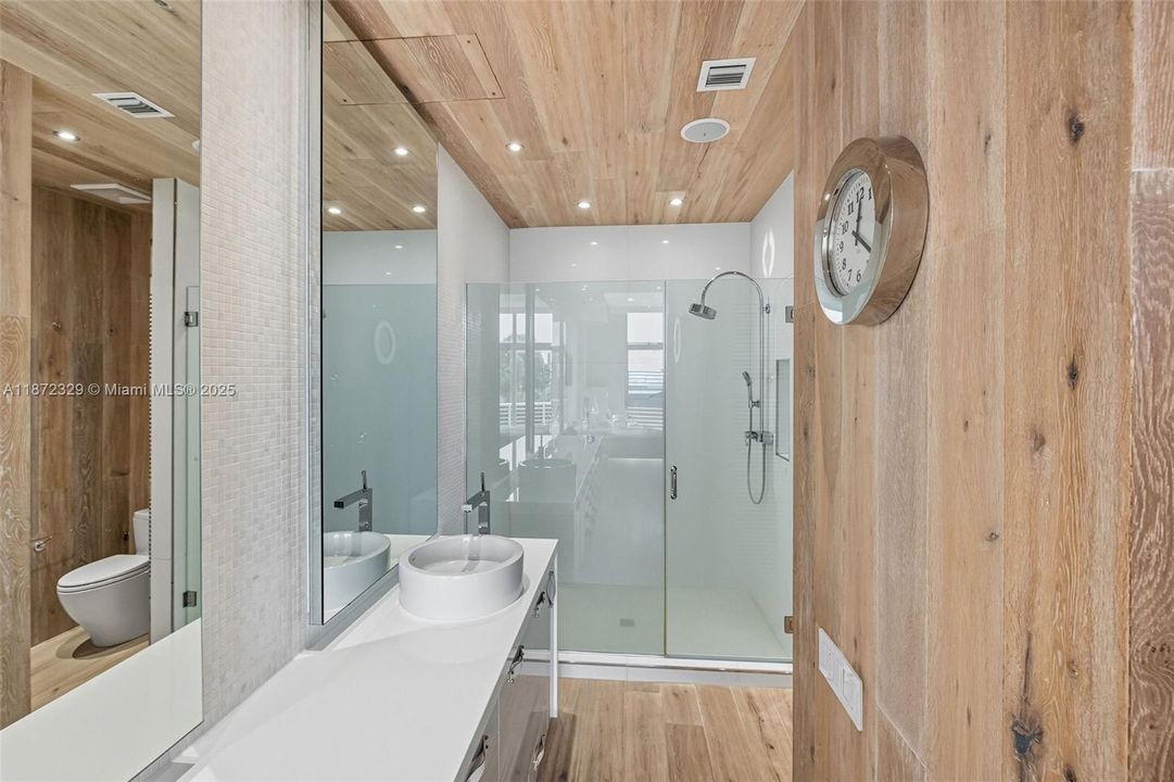 For Sale: $699,000 (1 beds, 1 baths, 966 Square Feet)