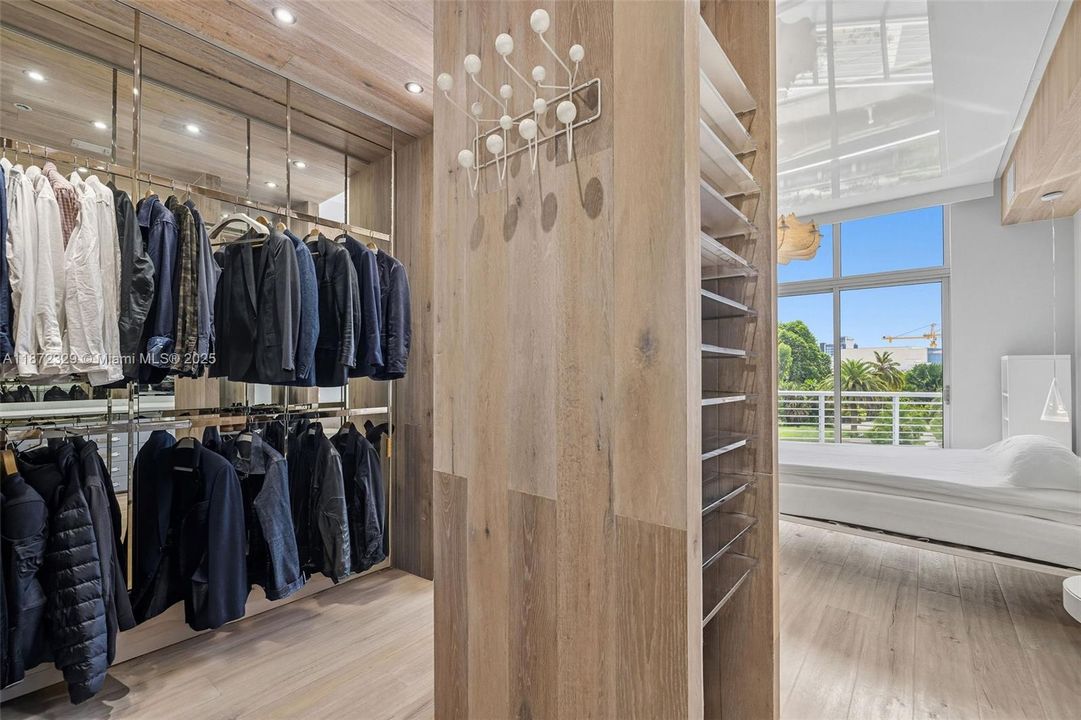 For Sale: $699,000 (1 beds, 1 baths, 966 Square Feet)