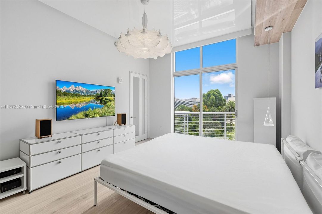 For Sale: $699,000 (1 beds, 1 baths, 966 Square Feet)